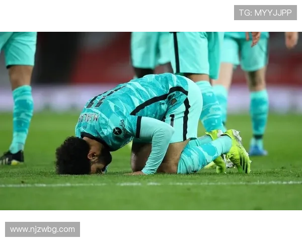 足球明星跪滑庆祝瞬间引发热议球迷热情回应展现激情与团结 足球明星跪滑庆祝瞬间引发热议球迷热情回应展现激情与团结